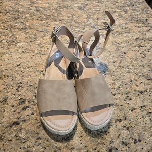 Cushionaire Elegant Tan Espadrille Sandals